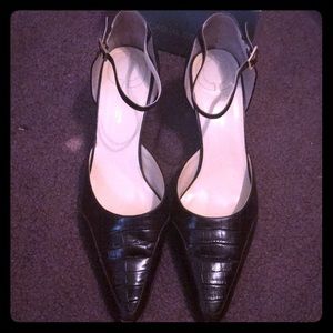 Brown pointy toe heels. Made in Italy